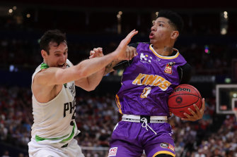Didi Louzada is challenged by the Phoenix's Ben Magden before the Kings star limped off the court.