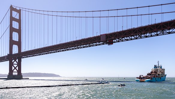 The System 001 is planned as a 600-metre-long U-shaped floating barrier that will concentrate ocean plastic and enable it to be removed.