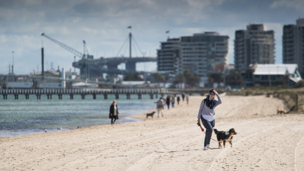 Confusion over the rules on exercise has prompted Port Phillip police to warn residents that travelling in a vehicle to parks or beaches is not permitted.