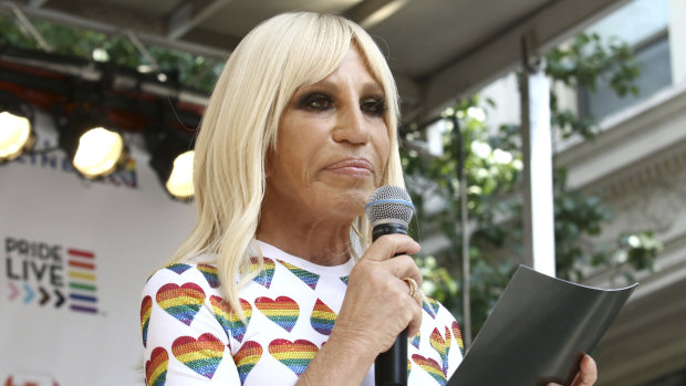 Donetella Versace has apologised over her brand's T-shirt that caused offence in China for suggesting Hong Kong and Macau are countries.
