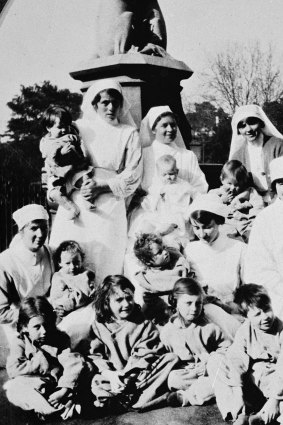 Nurses and children in front of the Westgarth fountain at the Exhibition Building in 1919.