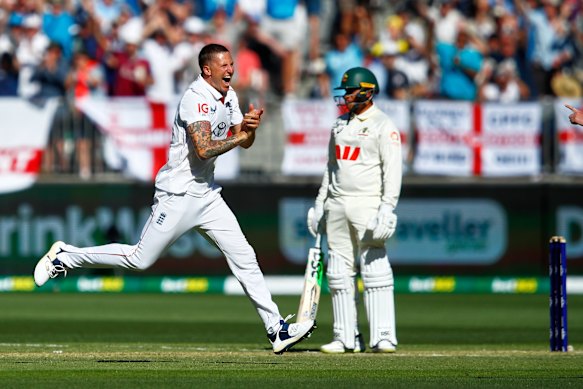 Brydon Carse dispensa Khawaja por 2 pontos no primeiro turno em Perth.