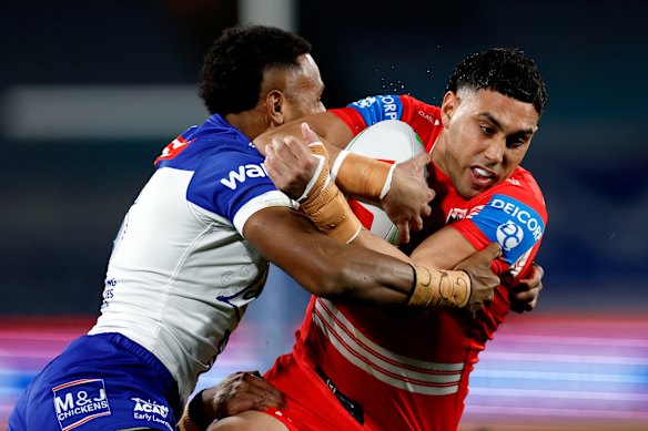 Tyrell Sloan is tackled by the Bulldogs.