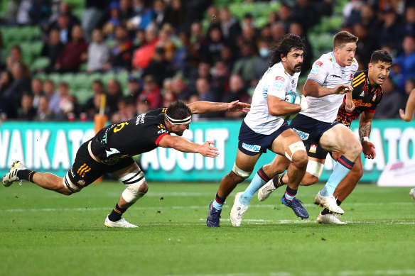 Charlie Gamble sets up Alex Newsome for a try in the Super Round clash against the Chiefs.