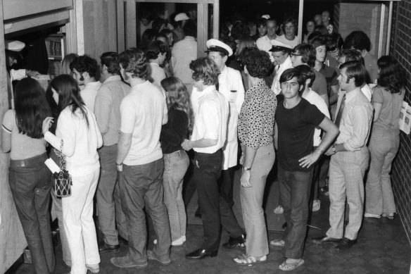 Matriculation students line up outside The Age eagerly awaiting a look at their exam results in 1971.