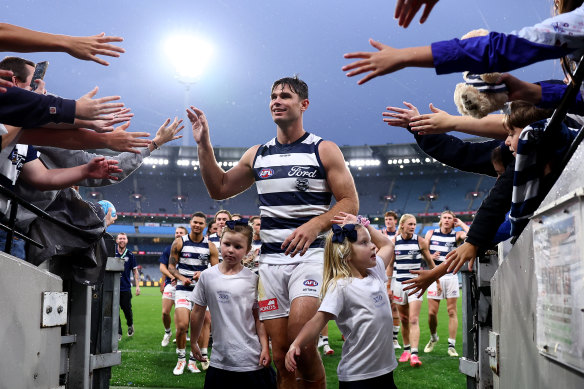 Este é o fim? Tom Hawkins acena para os fãs depois que Geelong derrotou Hawthorn na terceira rodada em abril.