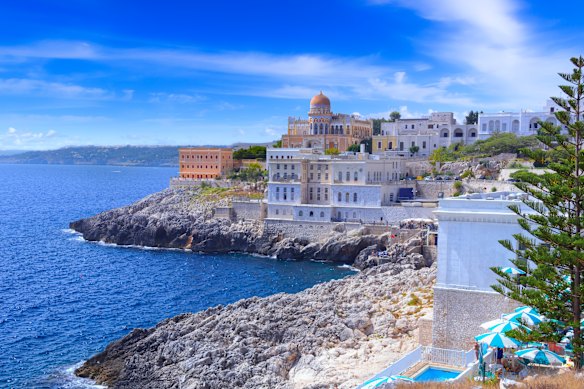 A cidade de Santa Cesarea Terme, na Apúlia, tem vista para o Mar Adriático.