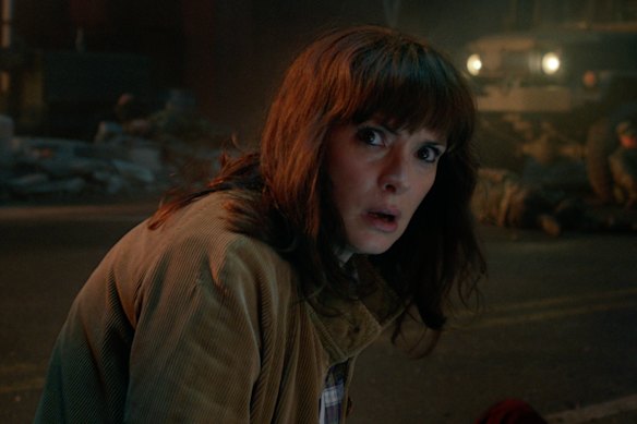 Winona Ryder como Joyce Byers na quinta temporada de Stranger Things.