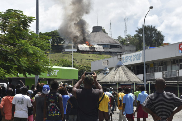 Fresh rioting broke out in Honiara as Prime Minister Manasseh Sogavare called for an end to the inter-island tensions that have plunged the Pacific nation into crisis. 