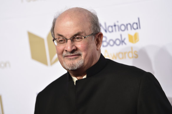 Yazar Salman Rushdie saldırıdan önce.