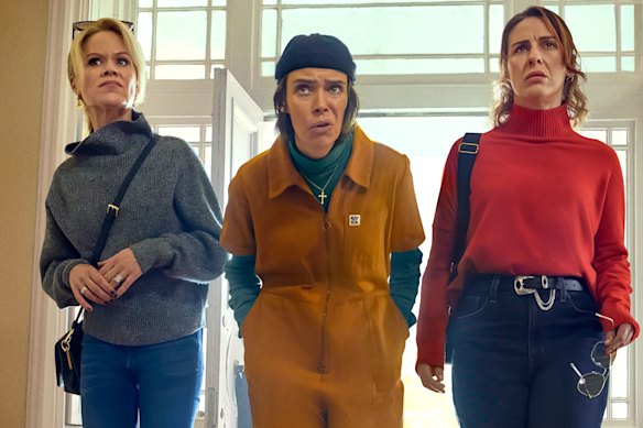 How to Get to Heaven from Belfast에서 Sinead Keenan은 Robyn Winters 역으로, Caoilfhionn Dunne은 Dara Friel 역으로, Roisin Gallagher는 Saoirse Shaw 역으로 출연했습니다.