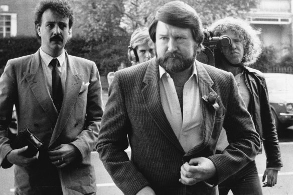 Derryn Hinch enters the Supreme Court in 1986 to hear the verdict of his trial for contempt.