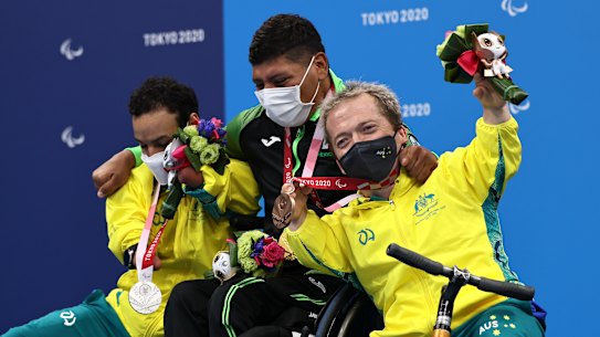 Kelly (left) and Patterson (right) celebrate on the podium with gold medallist Jesus Hernandez Hernandez. 
