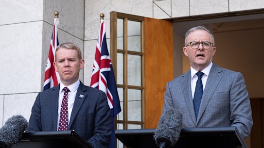 O primeiro-ministro Anthony Albanese e o primeiro-ministro da Nova Zelândia, Chris Hipkins, no Parlamento em Canberra, em fevereiro.