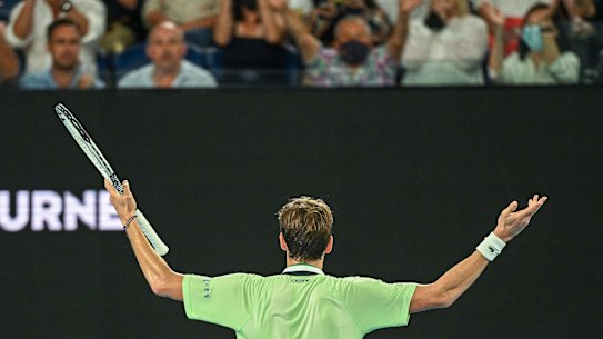 Daniil Medvedev send a message to the crowd.