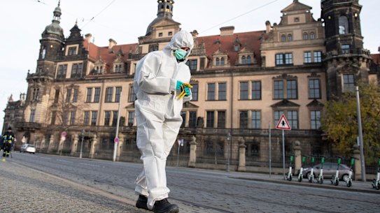 Forensic police are examining the scene of the heist at Dresden's Green Vault.