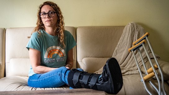 Dana Monkman diz que ficou no limbo depois que um motociclista quebrou o tornozelo há oito semanas. 