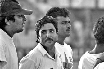 Former Pakistan captain Saleem Malik (centre), who was exposed for offering Shane Warne and Tim May $US200,000 to bowl poorly.