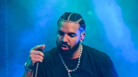 Drake has given out tens of thousands of dollars to fans at his shows since starting his Australia tour last week.