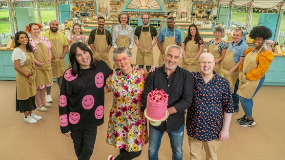 Noel Fielding, Prue Leith, Paul Hollywood, Matt Lucas, with the contestants of season 12 of The Great British Bake Off.