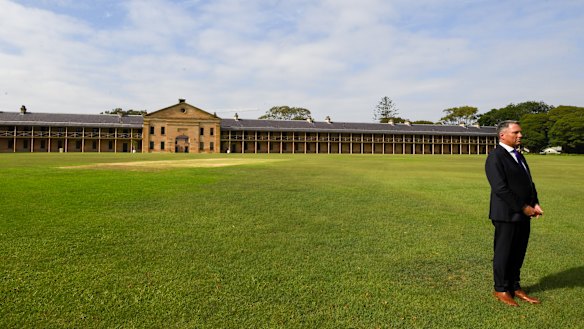 O ministro da Defesa, Richard Marles, fotografado no Victoria Barracks em Paddington, disse que a manutenção da Spectacle Island está custando milhões de dólares.