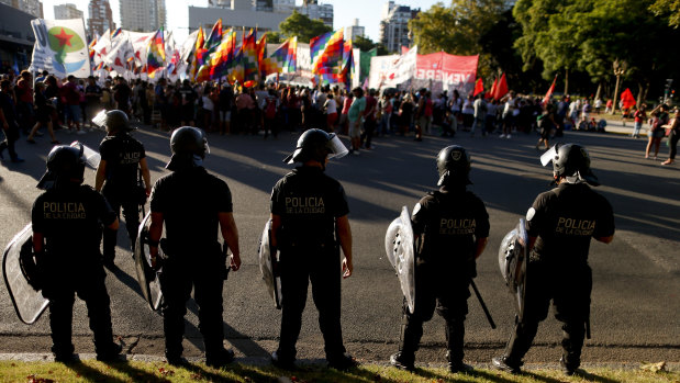 Police face demonstrators protesting US intervention in Venezuela outside the US embassy in Buenos Aires, Argentina, on Monday.