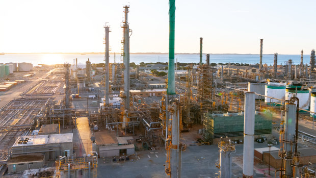 British oil giant BP has announced the closure of Perth's Kwinana oil refinery, the largest in the nation, leaving 600 workers out of a job.