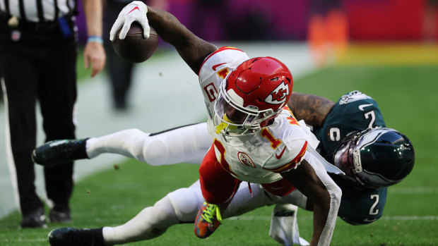 The Chiefs’ Jerick McKinnon takes on the Eagles’ Darius Slay.