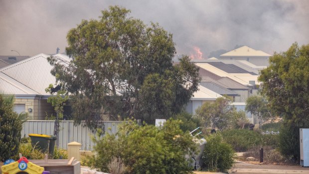 Yanchep bushfires threatening homes in Perth's north