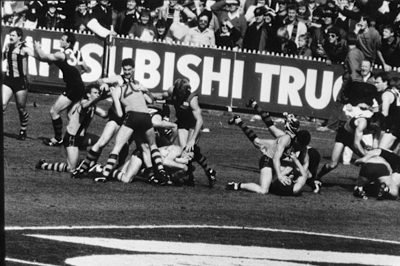 It didn’t last long – only a few minutes – but the fight on the outer wing during the first quarter of the 1985 VFL grand final had its bitter moments. While Matthews and Watson (far left) declared a truce, three other bouts were in full swing.