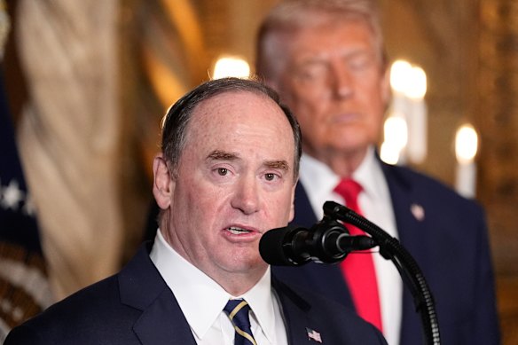 O secretário da Marinha demitido, John Phelan, anunciando a Frota Dourada de Donald Trump pouco antes do Natal.