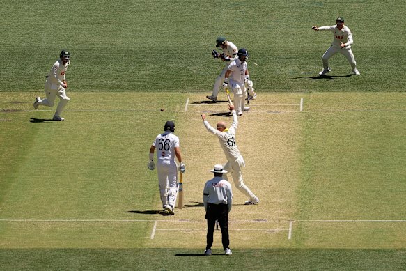 Ben Duckett loses his off bail.