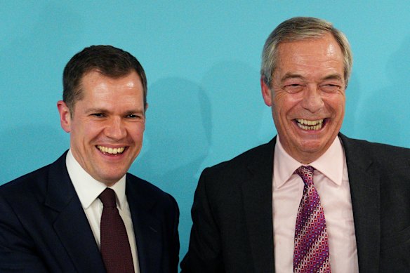 O ex-deputado conservador Robert Jenrick e o líder do Reform UK, Nigel Farage, cumprimentam-se enquanto realizam uma conferência de imprensa para anunciar a deserção de Jenrick para o Reform UK.