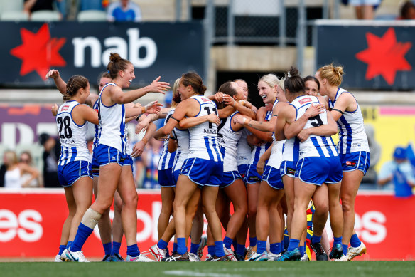 The Kangaroos celebrate en masse after their one-point preliminary final win.