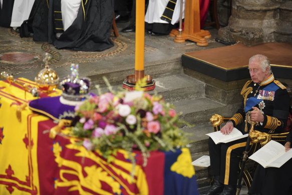 Kral Charles III, Kraliçe II. Elizabeth'in tabutunun önünde oturuyor 