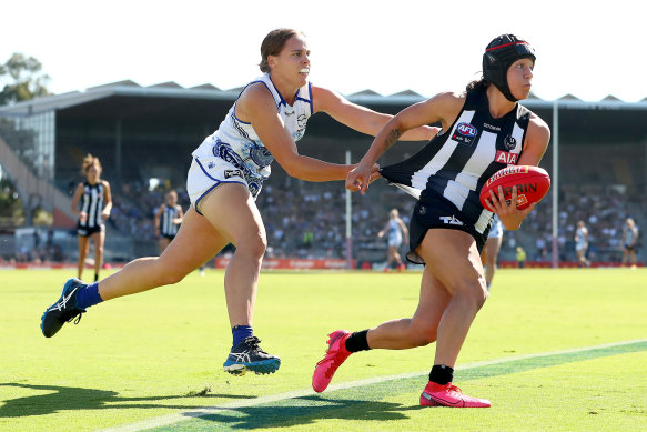 Collingwood’s Brittany Bonnici tries to avoid a tackle.