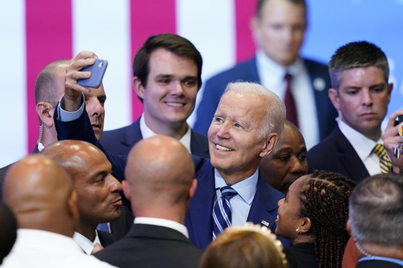 ABD Başkanı Joe Biden, Ağustos ayında Wilkes-Barre, Pennsylvania'da destekçileriyle fotoğraf çektirdi. 