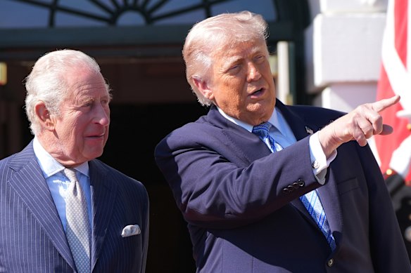 O rei Charles e o presidente dos EUA, Donald Trump, na Casa Branca.
