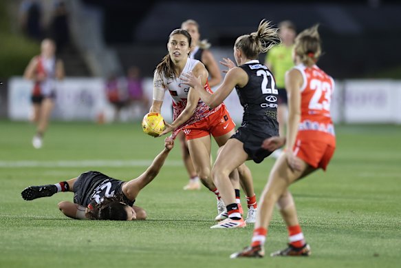 Sofia Hurley in action for the Swans against St Kilda.