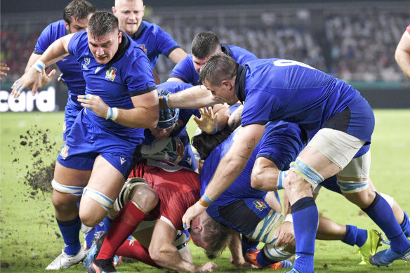 Italy's players carry the ball forward in a maul on the way to a penalty try against Canada.