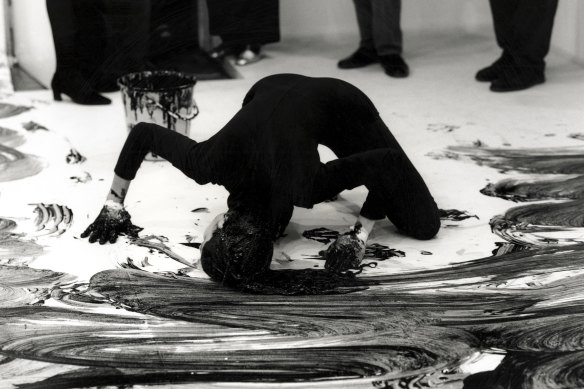 Janine Antoni, Loving Care 1992.