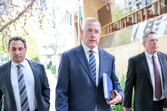 El inspector detective en funciones Nigel L'Estrange, el inspector detective Dean Thomas y el sargento detective Paul Scarlett (de izquierda a derecha) abandonan el tribunal forense el lunes.