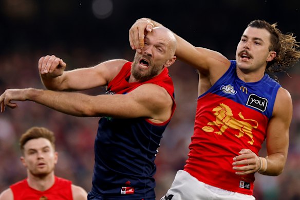 Max Gawn y Lion Sam Draper de Melbourne compiten entre sí.
