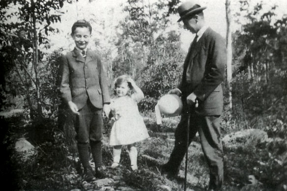 Fred  Whitlam was an avid gardener. (L-R) Gough, Freda and Fred Whitlam. Chatswood, 1924. 