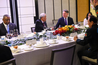 Soldan, ABD Savunma Bakanı Lloyd Austin, Singapur Savunma Bakanı Ng Eng Hen ve meslektaşları, Avustralya'dan Richard Marles ve Çin'den Wei Fenghe.