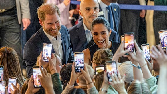 Onlookers are keen to get a snap of Harry and Meghan at the Royal Children’s Hospital.