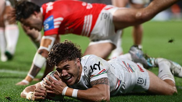 Chanel Harris-Tavita scores for the Warriors.