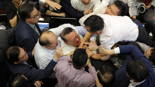 Hong Kong's legislative assembly descended into chaos as lawmakers for and against controversial amendments to the territory's extradition law clashed over access to the chamber.