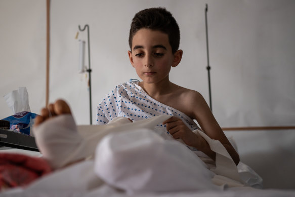 Ten-year-old Ahmed* was severely injured when an airstrike hit a house close to where he was playing with his friends in the Gaza Strip. A piece of shrapnel struck his leg. Many of Ahmed’s friends were killed in the same strike. *Not his real name.