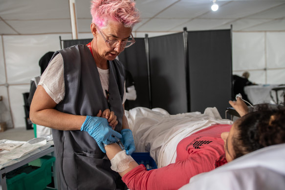 Thirteen-year-old Solave* being treated in a makeshift hospital in Gaza. She lost her leg when a bomb hit her aunt’s house while she was sheltering there. Her two brothers died in the attack. *Not her real name.